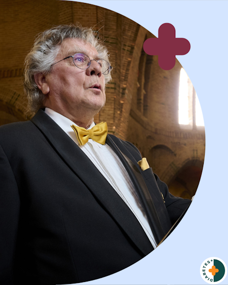 Pedro staat met muziek in de hand in de kerk