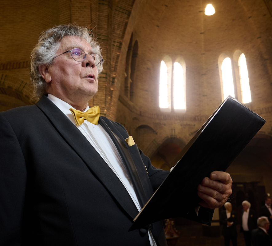 Pedro staat met muziek in de hand in de kerk